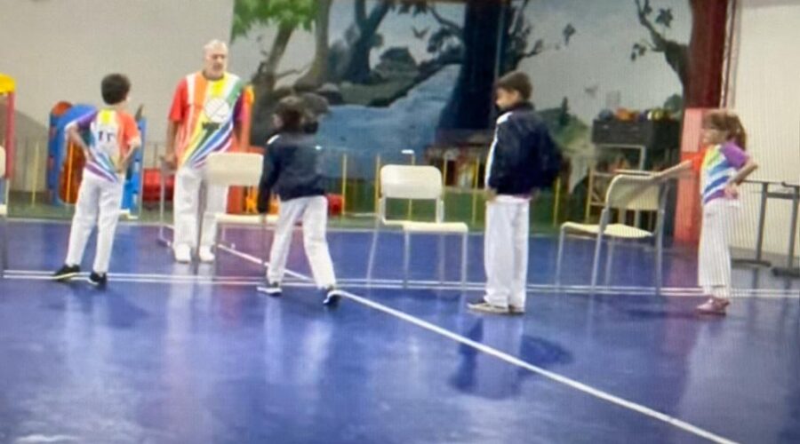 Universidade Livre de Estudos Culturais da Capoeira - Universidade da Capoeira - UNICAPOEIRA, Instituto de Educação Socioambiental - IESAMBI, Grupo de Capoeira Meia Lua na Escola - Fundado em 29 de Maio de 1962 e Associação de Capoeira - ASCA. Mestre Polêmico - Professor João Couto Teixeira. Discentes Ágata Siqueira de Oliveira Lira, Enzo Carvalho Costa Salimena, João Pedro dos Santos Faria e Nicolas Matos. Instituto Vianna Júnior, Avenida dos Andradas, Número 415, Bairro Jardim Glória, Juiz de Fora, Minas Gerais/MG, Brasil. Registro de Capoeira Mestre Polêmico - Professor João Couto Teixeira. IMG_7049. 9,65 GB. 18h03. Terça-feira, 01 de Novembro de 2022. HD 1080p.