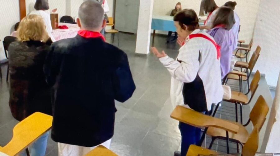 Universidade Livre de Estudos Culturais da Capoeira - Universidade da Capoeira - UNICAPOEIRA, Instituto de Educação Socioambiental - IESAMBI, Grupo de Capoeira Meia Lua - Fundado em 29 de Maio de 1962 e Associação de Capoeira - ASCA. Reunião do Apostolado da Oração. Salão Paroquial, Igreja Nossa Senhora Mãe de Deus, Bairro de Lourdes, Juiz de Fora, Minas Gerais/MG, Brasil. Registro de Capoeira Mestre Polêmico - Professor João Couto Teixeira. IMG_7064. 5,99 GB. 16h10. Sexta-feira, 04 de Novembro de 2022. HD 1080p.