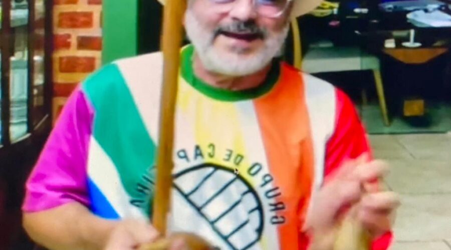 Universidade Livre de Estudos Culturais da Capoeira - Universidade da Capoeira - UNICAPOEIRA, Associação de Capoeira - ASCA, Instituto de Educação Socioambiental - IESAMBI e Grupo de Capoeira Meia Lua - Fundado em 29 de Maio de 1962. Solo Polêmico. Sala de Entrar, Tigüéra 360, Juiz de Fora, Minas Gerais/MG, Brasil. Registro de Capoeira Mestre Polêmico - Professor João Couto Teixeira. IMG_7446. 3,15 GB. 19h25. Quinta-feira, 01 de Dezembro de 2022. HD 1080p.