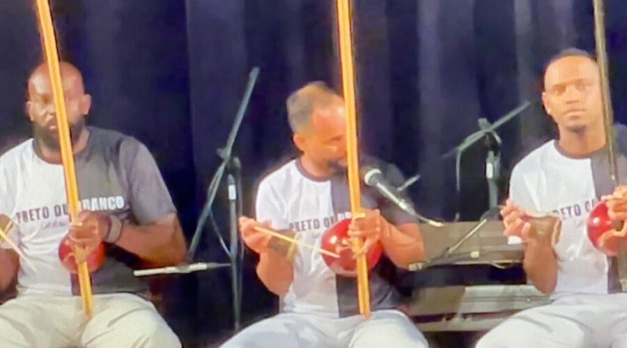 Universidade Livre de Estudos Culturais da Capoeira - Universidade da Capoeira - UNICAPOEIRA, Instituto de Educação Socioambiental - IESAMBI, Grupo de Capoeira Meia Lua na Escola - Fundado em 29 de Maio de 1962 e Associação de Capoeira - ASCA. Mestre Catatau, Discentes e Convidados. Capoeira Preto e Branco. Mestre Tonico, Grupo Quilombo de Minas. Centro Cultural Paschoal Carlos Magno, Bairro Santa Helena, Juiz de Fora, Minas Gerais/MG, Brasil. Registro de Capoeira Mestre Polêmico - Professor João Couto Teixeira. IMG_7297/300. 20,68 GB. 13h52/14h16. Domingo, 20 de Novembro de 2022. HD 1080p.