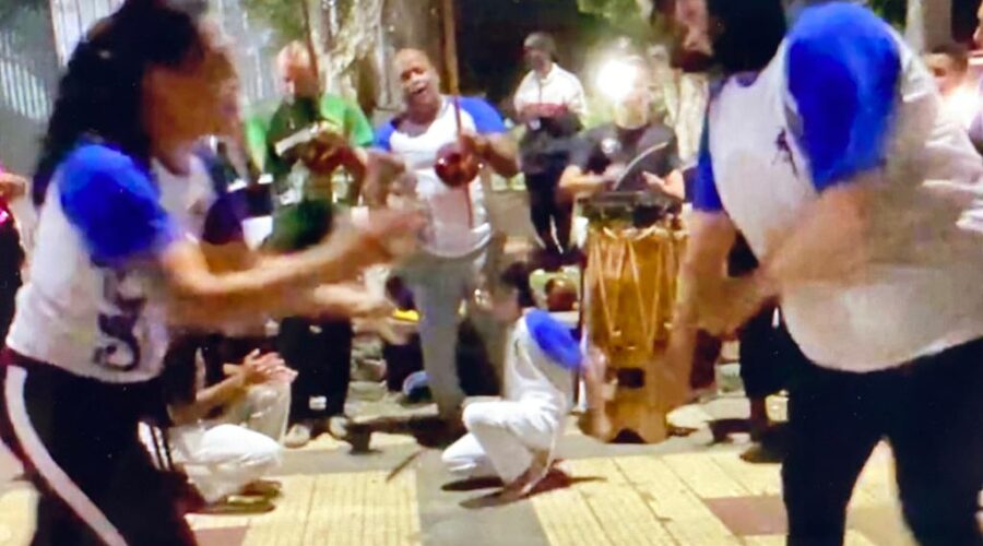 Universidade Livre de Estudos Culturais da Capoeira - Universidade da Capoeira - UNICAPOEIRA, Instituto de Educação Socioambiental - IESAMBI, Grupo de Capoeira Meia Lua na Escola - Fundado em 29 de Maio de 1962 e Associação de Capoeira - ASCA. Mestre Tirano - Sidnei Teixeira Gaspar, Discentes e Convidados. Berimbau Chamou - Terceira Edição. Praça do Manoel Honório, Bairro Ladeira, Juiz de Fora, Minas Gerais/MG, Brasil. Registro de Capoeira Mestre Polêmico - Professor João Couto Teixeira. IMG_7374. 7,59 GB. 19h35. Sexta-feira, 25 de Novembro de 2022. HD 1080p.