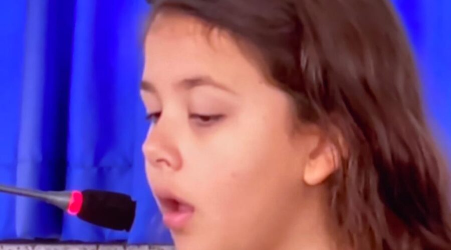 Universidade Livre de Estudos Culturais da Capoeira - Universidade da Capoeira - UNICAPOEIRA, Instituto de Educação Socioambiental - IESAMBI, Grupo de Capoeira Meia Lua - Fundado em 29 de Maio de 1962 e Associação de Capoeira - ASCA. Celebração Eucarística. Padre José Domício Ferreira da Silva. Igreja Nossa Senhora Mãe de Deus, Bairro de Lourdes, Juiz de Fora, Minas Gerais/MG, Brasil. Registro de Capoeira Mestre Polêmico - Professor João Couto Teixeira. IMG_7113. 8,79 GB. 10h00. Domingo, 06 de Novembro de 2022. HD 1080p.