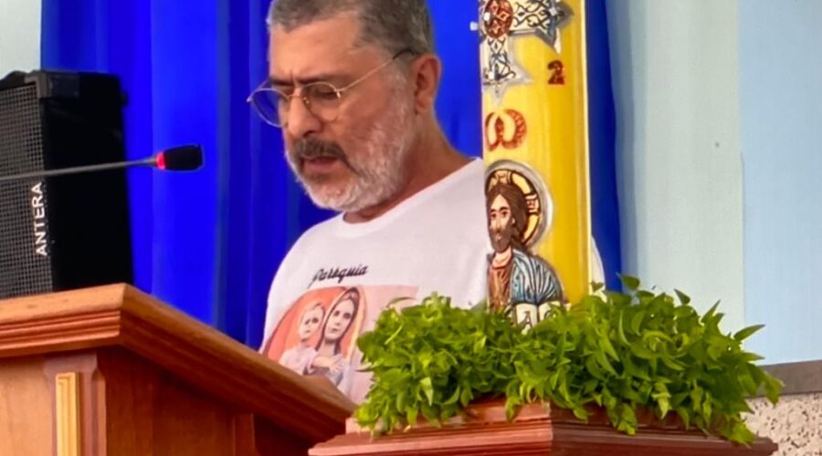 Universidade Livre de Estudos Culturais da Capoeira - Universidade da Capoeira - UNICAPOEIRA, Instituto de Educação Socioambiental - IESAMBI, Grupo de Capoeira Meia Lua - Fundado em 29 de Maio de 1962 e Associação de Capoeira - ASCA. Celebração Eucarística. Padre José Domício Ferreira da Silva. Igreja Nossa Senhora Mãe de Deus, Bairro Nossa Senhora de Lourdes, Juiz de Fora, Minas Gerais/MG, Brasil. Registro de Capoeira Mestre Polêmico - Professor João Couto Teixeira. IMG_7296. 7,47 GB. 08h00. Domingo, 20 de Novembro de 2022. HD 1080p.