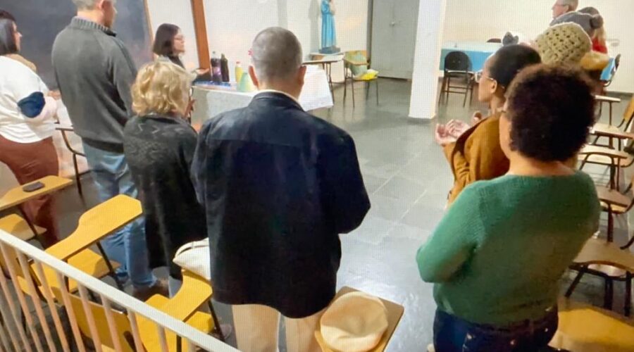 Universidade Livre de Estudos Culturais da Capoeira - Universidade da Capoeira - UNICAPOEIRA, Instituto de Educação Socioambiental - IESAMBI, Grupo de Capoeira Meia Lua - Fundado em 29 de Maio de 1962 e Associação de Capoeira - ASCA. Curso de Formação Litúrgica. Encerramento. Ministra da Eucaristia Cláudia Cristina Lessa Duarte. Salão Paroquial, Igreja Nossa Senhora Mãe de Deus, Bairro de Lourdes, Juiz de Fora, Minas Gerais/MG, Brasil. Registro de Capoeira Mestre Polêmico - Professor João Couto Teixeira. IMG_7068. 6,33 GB. 19h00. Sexta-feira, 04 de Novembro de 2022. HD 1080p.