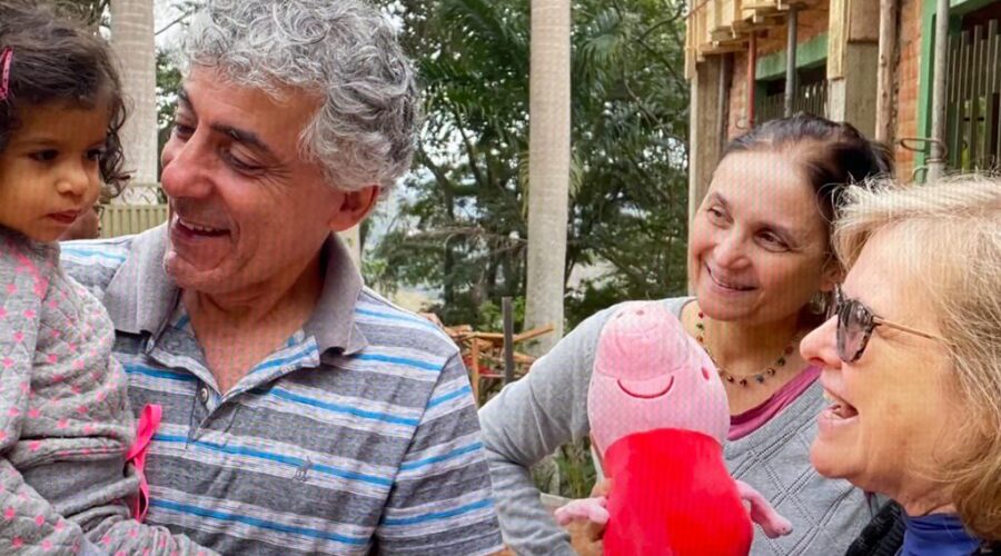 Universidade Livre de Estudos Culturais da Capoeira - Universidade da Capoeira - UNICAPOEIRA, Associação de Capoeira - ASCA, Instituto de Educação Socioambiental - IESAMBI e Grupo de Capoeira Meia Lua - Fundado em 29 de Maio de 1962. Joana Goulart Teixeira, Têvo - Estêvão Couto Teixeira, Liliam Nagen Mancini Teixeira, Salete Libardoni e Equipe de Reforma Residencial. Jardim, Quintal Alto Varanda, Chafariz, Tigüéra 360, Juiz de Fora, Minas Gerais/MG, Brasil. Registro de Capoeira Mestre Polêmico - Professor João Couto Teixeira. IMG_5807. 213,4 MB. 08h35. Segunda-feira, 25 de Julho de 2022. HD 1080p.