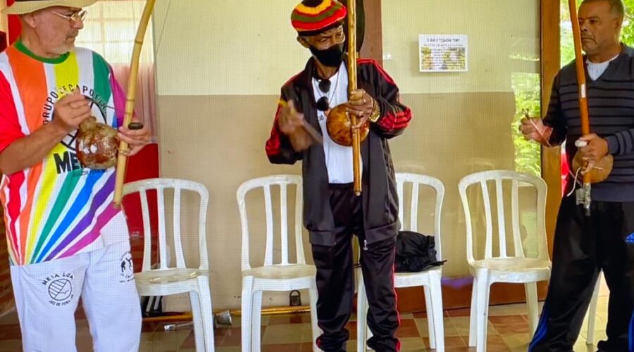 Universidade Livre de Estudos Culturais da Capoeira - Universidade da Capoeira - UNICAPOEIRA, Associação de Capoeira - ASCA, Instituto de Educação Socioambiental - IESAMBI e Grupo de Capoeira Meia Lua - Fundado em 29 de Maio de 1962. Mostra Arte. Gustavo, Tatu, Henrique Couto Teixeira e Mestres Jô - João Mendes Batista Barbosa Filho, Sabão - João Batista Laje Barbosa, Polêmico - Professor João Couto Teixeira, Alexandre José Ribeiro de Amorim e Can Can - Alexandre Juan Rabelo. Sede da Associação de Moradores do Condomínio Residencial Tigüéra, Juiz de Fora, Minas Gerais/MG, Brasil. Registro de Capoeira Mestre Polêmico - Professor João Couto Teixeira. IMG_7075. 14,89 GB. 09h45. Sábado, 05 de Novembro de 2022. HD 1080p.