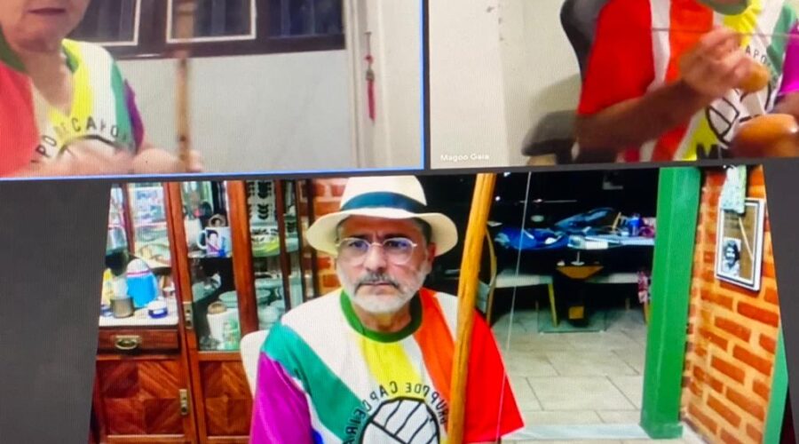 Universidade Livre de Estudos Culturais da Capoeira - Universidade da Capoeira - UNICAPOEIRA, Associação de Capoeira - ASCA, Instituto de Educação Socioambiental - IESAMBI e Grupo de Capoeira Meia Lua - Fundado em 29 de Maio de 1962. Orquestra Harmônica de Berimbaus. Bella - Maria Isabel Melotti Xible e Peter Faluhelyi. Toques Baião e Angola, com Três Variações. Primeiro Dia de Substituição das Terças-feiras pelas Segundas-feiras. Sala de Entrar, Tigüéra 360, Juiz de Fora, Minas Gerais/MG, Brasil. Registro de Capoeira Mestre Polêmico - Professor João Couto Teixeira. IMG_7313. 2,81 GB. 20h26. Segunda-feira, 21 de Novembro de 2022. HD 1080p.