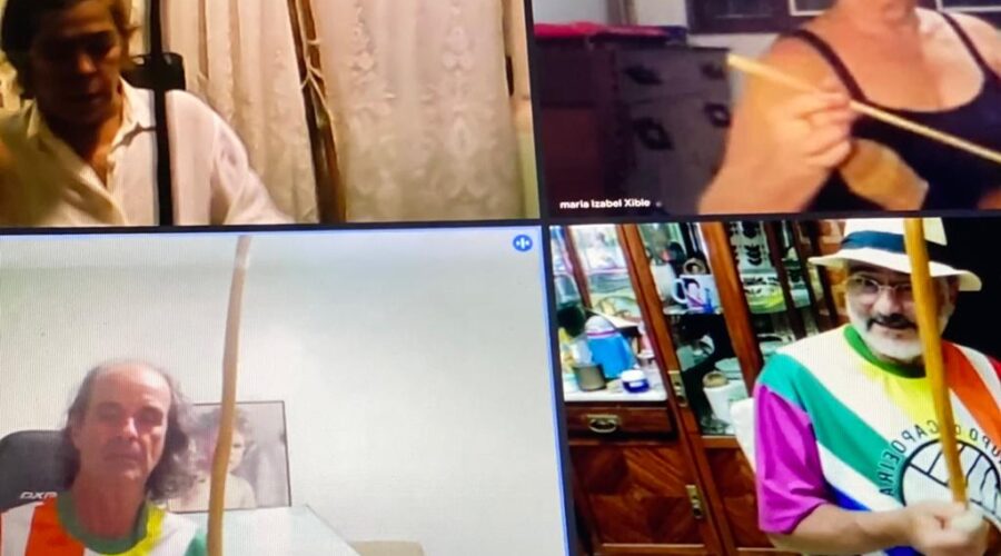 Universidade Livre de Estudos Culturais da Capoeira - Universidade da Capoeira - UNICAPOEIRA, Associação de Capoeira - ASCA, Instituto de Educação Socioambiental - IESAMBI e Grupo de Capoeira Meia Lua - Fundado em 29 de Maio de 1962. Orquestra Harmônica de Berimbaus. Toques e Cantigas. Laura Cavalieri, Bella - Maria Isabel Melotti Xible e Peter Faluhelyi. Sala de Entrar, Tigüéra 360, Juiz de Fora, Minas Gerais/MG, Brasil. Registro de Capoeira Mestre Polêmico - Professor João Couto Teixeira. IMG_0210. 2,35 GB. 19h26. Quinta-feira, 24 de Novembro de 2022. HD 1080p.