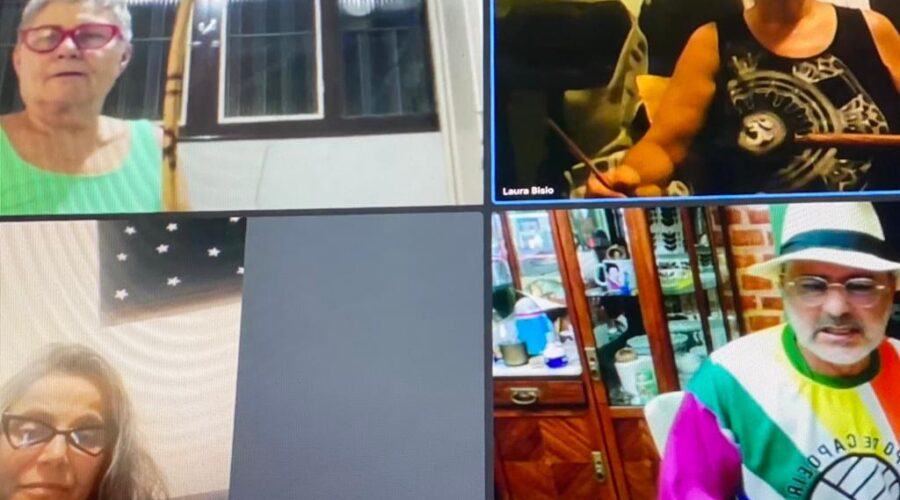 Universidade Livre de Estudos Culturais da Capoeira - Universidade da Capoeira - UNICAPOEIRA, Associação de Capoeira - ASCA, Instituto de Educação Socioambiental - IESAMBI e Grupo de Capoeira Meia Lua - Fundado em 29 de Maio de 1962. Orquestra Harmônica de Berimbaus. Laura Cavalieri Bisio, Bella - Maria Isabel Melotti Xible e Teresinha Zimbrao. Toques e Cantigas. De Angola à Iúna Mandingueira e Algumas Surpresas. Sala de Entrar, Tigüéra 360, Juiz de Fora, Minas Gerais/MG, Brasil. Registro de Capoeira Mestre Polêmico - Professor João Couto Teixeira. IMG_7197. 4,55 GB. 19h29. Quinta-feira, 10 de Novembro de 2022. HD 1080p.