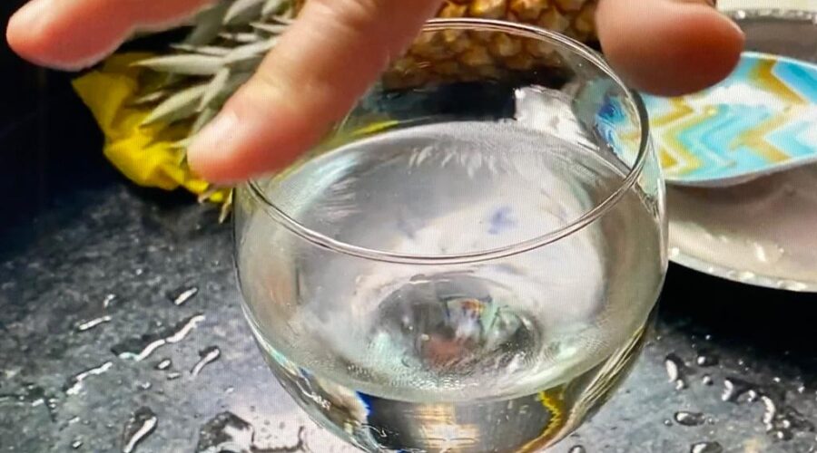 Universidade Livre de Estudos Culturais da Capoeira - Universidade da Capoeira - UNICAPOEIRA, Associação de Capoeira - ASCA, Instituto de Educação Socioambiental - IESAMBI e Grupo de Capoeira Meia Lua - Fundado em 29 de Maio de 1962. Taça Ressonante em Diferentes Volumes/Tons. Cozinha, Tigüéra 360, Juiz de Fora, Minas Gerais/MG, Brasil. Registro de Capoeira Estrela Dalva - Artista Plástica e Cineasta Salete Libardoni. IMG_0231/2. 271,9 MB. 11h15/6. Domingo, 27 de Novembro de 2022. HD 1080p.