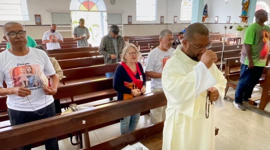 Universidade Livre de Estudos Culturais da Capoeira - Universidade da Capoeira - UNICAPOEIRA, Instituto de Educação Socioambiental - IESAMBI, Grupo de Capoeira Meia Lua - Fundado em 29 de Maio de 1962 e Associação de Capoeira - ASCA. Terço dos Homens em Família. Diácono Márcio Rosa dos Santos. Igreja Nossa Senhora Mãe de Deus, Bairro de Lourdes, Juiz de Fora, Minas Gerais/MG, Brasil. Registro de Capoeira Mestre Polêmico - Professor João Couto Teixeira. IMG_7113. 4,3 GB. 09h15. Domingo, 06 de Novembro de 2022. HD 1080p.