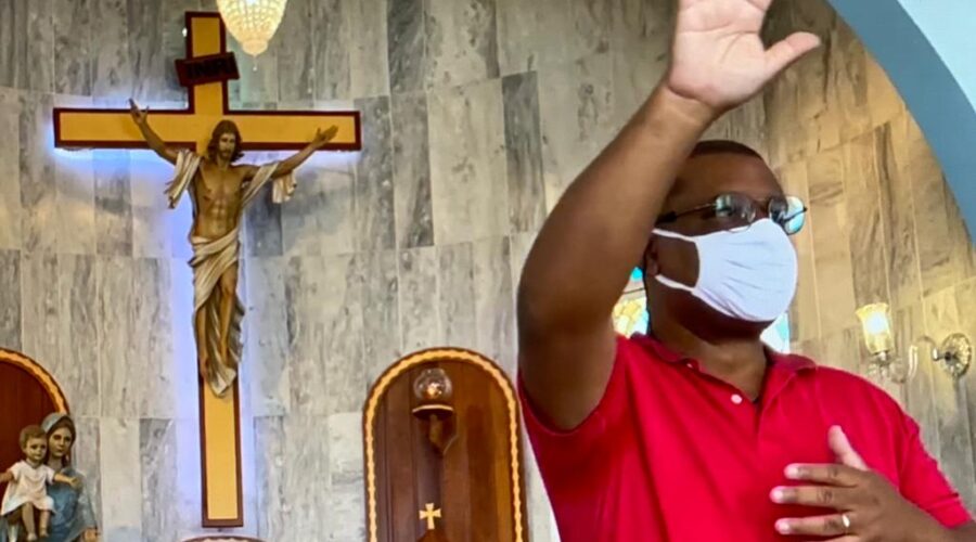 Universidade Livre de Estudos Culturais da Capoeira - Universidade da Capoeira - UNICAPOEIRA, Instituto de Educação Socioambiental - IESAMBI, Grupo de Capoeira Meia Lua - Fundado em 29 de Maio de 1962 e Associação de Capoeira - ASCA. Terço dos Homens em Família. Diácono Márcio Rosa dos Santos. Igreja Nossa Senhora Mãe de Deus, Bairro de Lourdes, Juiz de Fora, Minas Gerais/MG, Brasil. Registro de Capoeira Mestre Polêmico - Professor João Couto Teixeira. IMG_4360. 14,35 GB. 14h56. Domingo, 08 de Maio de 2022. HD 1080p.