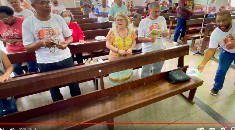 Universidade Livre de Estudos Culturais da Capoeira - Universidade da Capoeira - UNICAPOEIRA, Instituto de Educação Socioambiental - IESAMBI, Grupo de Capoeira Meia Lua - Fundado em 29 de Maio de 1962 e Associação de Capoeira - ASCA. Terço dos Homens em Família. Diácono Márcio Rosa dos Santos. Igreja Nossa Senhora Mãe de Deus, Bairro Nossa Senhora de Lourdes, Juiz de Fora, Minas Gerais/MG, Brasil. Registro de Capoeira Mestre Polêmico - Professor João Couto Teixeira. IMG_7245. 3,9 GB. 09h30. Domingo, 13 de Novembro de 2022. HD 1080p.