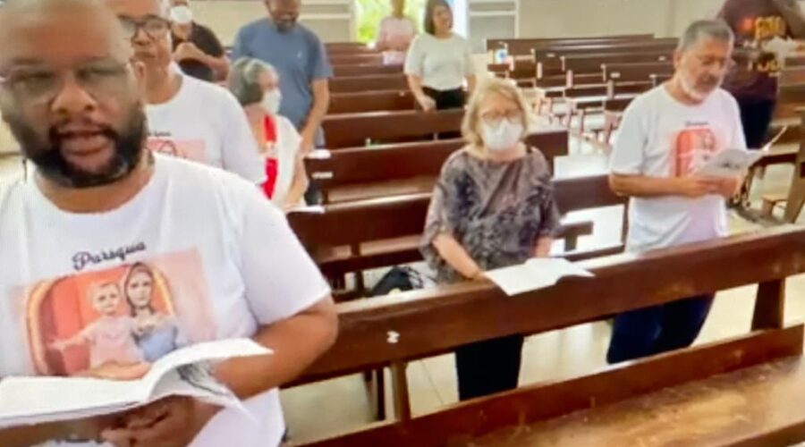 Universidade Livre de Estudos Culturais da Capoeira - Universidade da Capoeira - UNICAPOEIRA, Instituto de Educação Socioambiental - IESAMBI, Grupo de Capoeira Meia Lua - Fundado em 29 de Maio de 1962 e Associação de Capoeira - ASCA. Terço dos Homens em Família. Diácono Márcio Rosa dos Santos. Igreja Nossa Senhora Mãe de Deus, Bairro Nossa Senhora de Lourdes, Juiz de Fora, Minas Gerais/MG, Brasil. Registro de Capoeira Mestre Polêmico - Professor João Couto Teixeira. IMG_7476. 4,28 GB. 09h20. Domingo, 04 de Dezembro de 2022. HD 1080p.