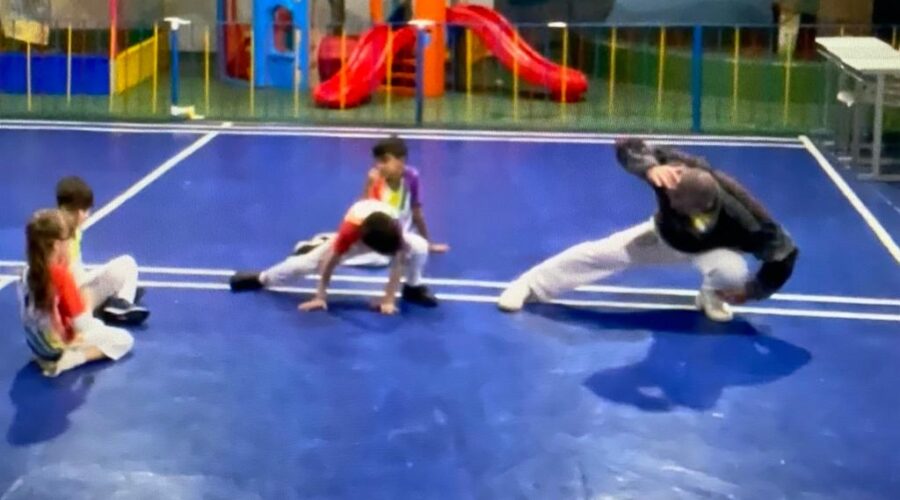 Universidade Livre de Estudos Culturais da Capoeira - Universidade da Capoeira - UNICAPOEIRA, Instituto de Educação Socioambiental - IESAMBI, Grupo de Capoeira Meia Lua na Escola - Fundado em 29 de Maio de 1962 e Associação de Capoeira - ASCA. Mestre Polêmico - Professor João Couto Teixeira. Discentes Ágata Siqueira de Oliveira Lira, Enzo Carvalho Costa Salimena, João Pedro dos Santos Faria e Nícolas Matos. Instituto Vianna Júnior, Avenida dos Andradas, Número 415, Bairro Jardim Glória, Juiz de Fora, Minas Gerais/MG, Brasil. Registro de Capoeira Mestre Polêmico - Professor João Couto Teixeira. IMG_7150. 8,51 GB. 18h02. Terça-feira, 08 de Novembro de 2022. HD 1080p.