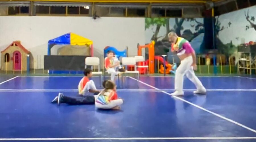 Universidade Livre de Estudos Culturais da Capoeira - Universidade da Capoeira - UNICAPOEIRA, Instituto de Educação Socioambiental - IESAMBI, Grupo de Capoeira Meia Lua na Escola - Fundado em 29 de Maio de 1962 e Associação de Capoeira - ASCA. Mestre Polêmico - Professor João Couto Teixeira. Discentes Ágatha Siqueira de Oliveira Lira, Enzo Carvalho Costa Salimena, João Pedro dos Santos Faria e Nicolas Matos. Instituto Vianna Júnior, Avenida dos Andradas, Número 415, Bairro Jardim Glória, Juiz de Fora, Minas Gerais/MG, Brasil. Registro de Capoeira Mestre Polêmico - Professor João Couto Teixeira. IMG_7322. 9,02 GB. 18h02. Terça-feira, 22 de Novembro de 2022. HD 1080p.