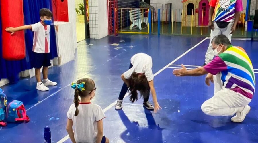 Universidade Livre de Estudos Culturais da Capoeira - Universidade da Capoeira - UNICAPOEIRA, Instituto de Educação Socioambiental - IESAMBI, Grupo de Capoeira Meia Lua na Escola - Fundado em 29 de Maio de 1962 e Associação de Capoeira - ASCA. Mestres Polêmico - Professor João Couto Teixeira e Coroa - Mauro Delfino da Silva. Discentes Ágatha Siqueira de Oliveira Lira, Enzo Carvalho Costa Salimena e Valentina Sixel (Aniversariante). Instituto Vianna Júnior, Avenida dos Andradas, Número 415, Bairro Jardim Glória, Juiz de Fora, Minas Gerais/MG, Brasil. Registro de Capoeira Mestre Polêmico - Professor João Couto Teixeira. IMG_4288. 10,95 GB. 17h56. Terça-feira, 03 de Maio de 2022. HD 1080p.