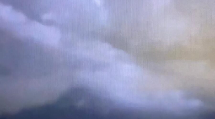 Universidade Livre de Estudos Culturais da Capoeira - Universidade da Capoeira - UNICAPOEIRA, Associação de Capoeira - ASCA, Instituto de Educação Socioambiental - IESAMBI e Grupo de Capoeira Meia Lua - Fundado em 29 de Maio de 1962. Raios. Sacada Dorsal, Tigüéra 360, Juiz de Fora, Minas Gerais/MG, Brasil. Registro de Capoeira Mestre Polêmico - Professor João Couto Teixeira. IMG_3335/6. 838,2 MB. 20h21/7. Segunda-feira, 14 de Fevereiro de 2022. HD 1080p.