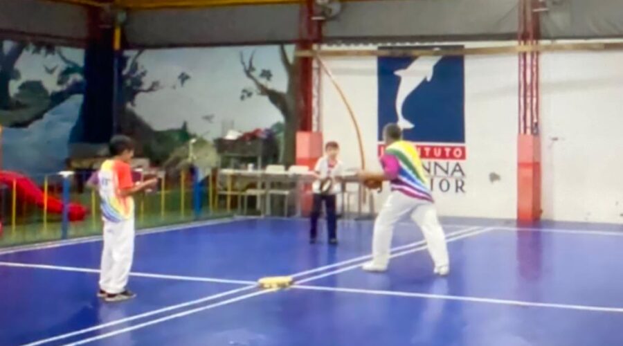 Universidade Livre de Estudos Culturais da Capoeira - Universidade da Capoeira - UNICAPOEIRA, Instituto de Educação Socioambiental - IESAMBI, Grupo de Capoeira Meia Lua na Escola - Fundado em 29 de Maio de 1962 e Associação de Capoeira - ASCA. Mestre Polêmico - Professor João Couto Teixeira. Discentes João Pedro dos Santos Faria e Nicolas Matos. Instituto Vianna Júnior, Avenida dos Andradas, Número 415, Bairro Jardim Glória, Juiz de Fora, Minas Gerais/MG, Brasil. Registro de Capoeira Mestre Polêmico - Professor João Couto Teixeira. IMG_7490. 7,96 GB. 18h06. Terça-feira, 06 de Dezembro de 2022. HD 1080p.