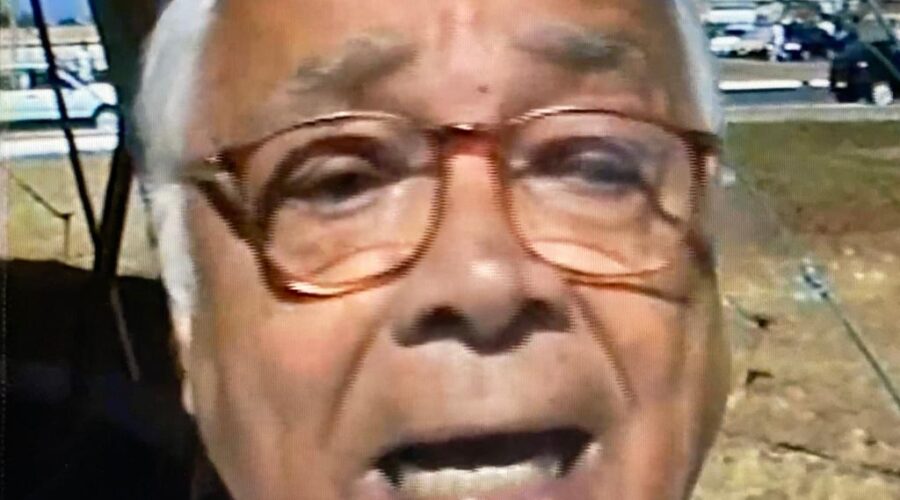 Universidade Livre de Estudos Culturais da Capoeira - Universidade da Capoeira - UNICAPOEIRA, Instituto de Educação Socioambiental - IESAMBI, Associação de Capoeira - ASCA e Grupo de Capoeira MEIA LUA - Fundado em 29 de Maio de 1962. Mestre Onça Tigre: Doutor Milton Freire de Carvalho. Curso de Árbitro. Federação de Capoeira do Distrito Federal. Oitavo Encontro Nacional de Capoeira - VIII ENCA. Brasília. Registros de Mestres Polêmico - Professor João Couto Teixeira, Doutor Peter Faluhelyi e Lua Bonita - Ana Cláudia Sousa Vieira. Sábado, 20 e 23 de Junho de 1998.