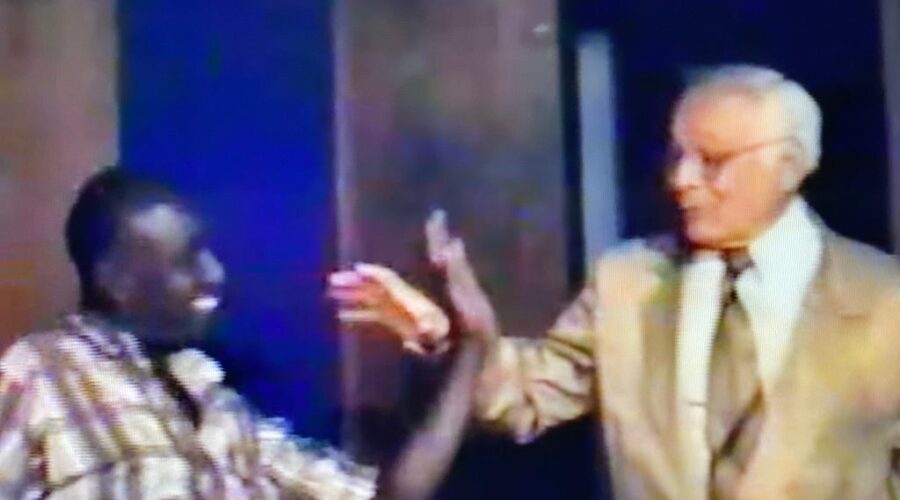 Universidade Livre de Estudos Culturais da Capoeira - Universidade da Capoeira - UNICAPOEIRA, Instituto de Educação Socioambiental - IESAMBI e Grupo de Capoeira MEIA LUA - Fundado em 29 de Maio de 1962. Gravação CD "Capoeira 500 Anos - Angola e Regional". Discentes Centro Integrado de Ensino Especial - CIEE. Mestres Onça Tigre - Doutor Milton Freire de Carvalho, Lorde Bom Cabrito - Mário Rodrigues Ferreira do Rosário, Danadinho - Cláudio José Pinheiro Villar de Queiroz, Bartolomeu Vieira das Chagas, Angola - Humberto Souza Vieira, Polêmico - Professor João Couto Teixeira, Tatá - Carlos Domingos de La Bianca Bimbato, Benedito Fernandes Almeida, Pezão - José Ribamar Teixeira Silva, Bom Menino - Aluizio de Melo Cavalcanti Júnior, Doutor Peter Faluhelyi, Professora Lua Bonita - Ana Cláudia Souza Vieira, Graduad@s Radi - Vassili Ivanov, Jácomo Queiroz e Ana Schramm. Franco - Studio 57. SCLN 205, Brasília, Distrito Federal/DF, Brasil. Registro de Capoeiras Mestre Polêmico - Professor João Couto Teixeira e Doutor Peter Faluhelyi. Registro de Frederico Lins Brasiliense. 4,76 GB. Domingo, 08 de Novembro de 1998.