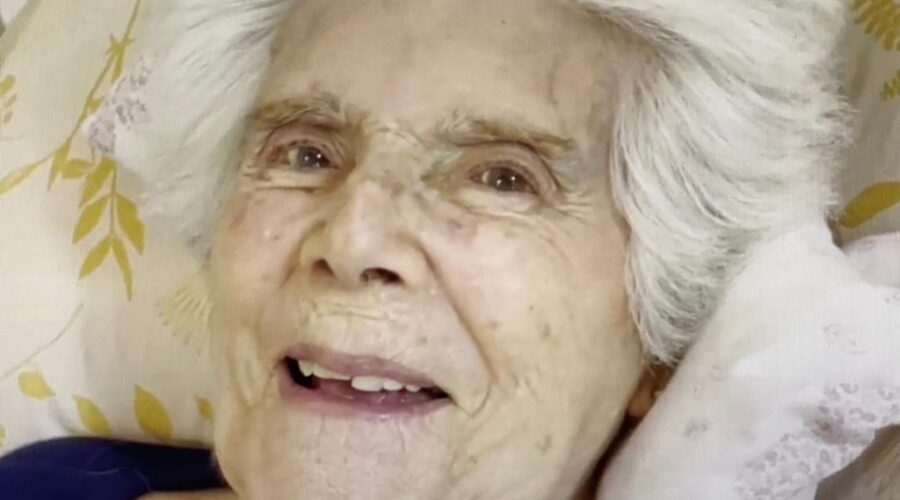 Universidade Livre de Estudos Culturais da Capoeira - Universidade da Capoeira - UNICAPOEIRA, Associação de Capoeira - ASCA, Instituto de Educação Socioambiental - IESAMBI e Grupo de Capoeira Meia Lua - Fundado em 29 de Maio de 1962. Célia Couto Teixeira, Bilinho - Domingos Couto Teixeira - Violão, Mestre Polêmico - Voz, Salete Libardoni, Chica - Márcia Romeiro Chuva, Tikvah - Marialú. Chorinho de 1941 "Nova Ilusão" - Composição Creditada a Claudionor Cruz (1910 - 1995) e Pedro Caetano (1911 - 1992). Faltou "Poema na Terra". Suíte, Tigüéra 110, Juiz de Fora, Minas Gerais/MG, Brasil. Registro de Capoeira Mestre Polêmico - Professor João Couto Teixeira. IMG_3262. 408,6 MB. 14h29. Sábado, 05 de Fevereiro de 2022. HD 1080p.