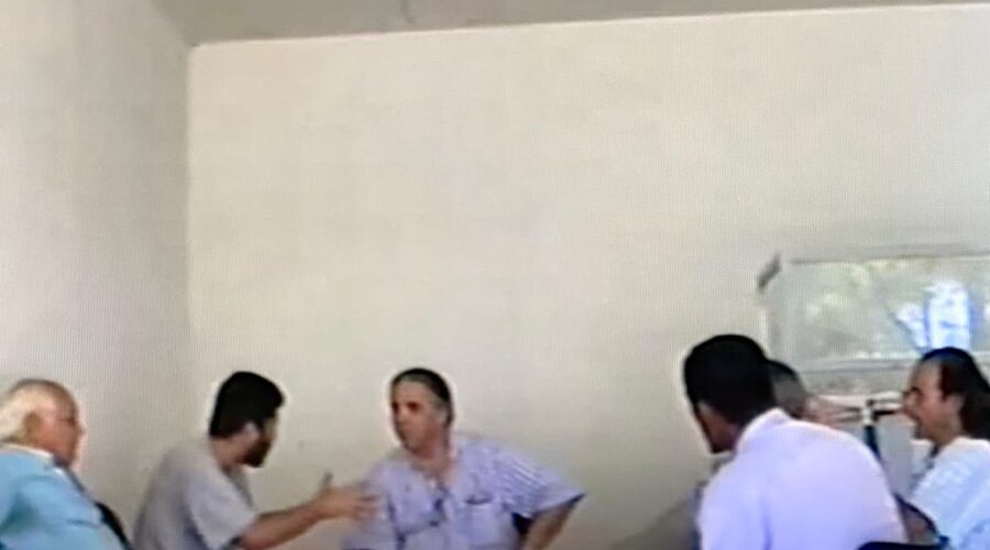 Universidade Livre de Estudos Culturais da Capoeira - Universidade da Capoeira - UNICAPOEIRA, Instituto de Educação Socioambiental - IESAMBI, Associação de Capoeira - ASCA e Grupo de Capoeira MEIA LUA, Fundado em 29 de Maio de 1962. Mestres Onça Tigre - Doutor Milton Freire de Carvalho, Danadinho - Cláudio José Pinheiro Villar de Queiroz, Angola - Humberto Vieira da Silva, Polêmico - João Couto Teixeira, Squisyto - Reginaldo da Silveira Costa, Bom Menino - Aluizio de Melo Cavalcanti Júnior e Mandingueiro - Doutor Peter Faluhelyi. Centro de Ensino Médio Setor Leste - CEMSL, Secretaria de Estado de Educação - SEE, Brasília, Distrito Federal - DF, Brasil. Registro de Capoeira Mestra Lua Bonita - Ana Cláudia de Sousa Vieira. Quinta-feira, 08 de Outubro de 1998.