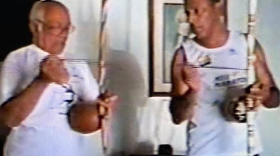 Universidade Livre de Estudos Culturais da Capoeira - Universidade da Capoeira - UNICAPOEIRA, Instituto de Educação Socioambiental - IESAMBI, Associação de Capoeira - ASCA e Grupo de Capoeira MEIA LUA - Fundado em 29 de Maio de 1962. Mestres Onça Tigre - Doutor Milton Freire de Carvalho, Dom Ivan Zacarias Guimarães Gobbo e Polêmico - Professor João Couto Teixeira. Berimbau na Roça do Lobo. Taguatinga, Distrito Federal/DF, Brasil. Domingo, 22 de Setembro de 2002.