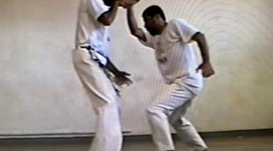 Universidade Livre de Estudos Culturais da Capoeira - Universidade da Capoeira - UNICAPOEIRA, Instituto de Educação Socioambiental - IESAMBI, Associação de Capoeira - ASCA e Grupo de Capoeira MEIA LUA - Fundado em 29 de Maio de 1962. Movimentos, Sequências e Toques de Berimbau. Mestres Polêmico - Professor João Couto Teixeira e Bom Menino - Aluizio de Melo Cavalcanti Júnior. Centro de Ensino Médio Setor Leste - CEMSL, Secretaria de Estado de Educação - SEE, Brasília, Distrito Federal/DF, Brasil. Registro de Capoeira Mestra Lua Bonita - Ana Cláudia Sousa Vieira. 08 de Outubro de 1998.