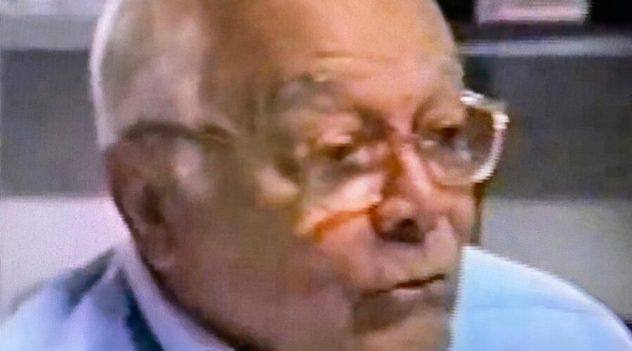 Universidade Livre de Estudos Culturais da Capoeira - Universidade da Capoeira - UNICAPOEIRA, Instituto de Educação Socioambiental - IESAMBI e Associação de Capoeira - ASCA. Mestre Onça Tigre - Doutor Milton Freire de Carvalho, Representantes de Grupos e Entidades Relacionadas à Capoeira. Instituição do Dia do Capoeira. Brasília, Distrito Federal/DF, Brasil. Registro de Capoeira Mestre Dom Ivan Zacarias Guimarães Gobbo. Sexta-feira, 13 de Outubro de 2000.