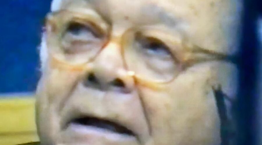 Universidade Livre de Estudos Culturais da Capoeira - Universidade da Capoeira - UNICAPOEIRA, Instituto de Educação Socioambiental - IESAMBI e Grupo de Capoeira MEIA LUA - Fundado em 29 de Maio de 1962. Associação de Capoeira - ASCA. Mestres Onça Tigre - Doutor Milton Freire de Carvalho, Gato Preto Doirado - José Luiz Gabriel Góes, Dom Ivan Zacarias Guimarães Gobbo, Sebastião Nunes Folgado, Polêmico - Professor João Couto Teixeira e Pesado - Pedro de Abreu Neiva. Rádio OK FM, Brasília, Distrito Federal/DF, Brasil. Registro de Capoeira Mestre Dom Ivan Zacarias Guimarães Gobbo. Sexta-feira, 20 e 21 de Abril de 2001.