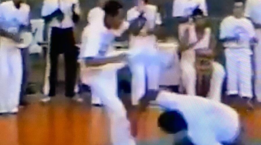 Universidade Livre de Estudos Culturais da Capoeira - Universidade da Capoeira - UNICAPOEIRA, Instituto de Educação Socioambiental - IESAMBI, Associação de Capoeira - ASCA e Grupo de Capoeira MEIA LUA - Fundado em 29 de Maio de 1962. Cerimônia de Admissão e Graduação. Mestres Lorde Bom Cabrito - Mário Rodrigues Ferreira do Rosário, Pombo de Ouro - José Bispo Correia, Angola - Humberto Vieira da Silva, Polêmico - Professor João Couto Teixeira, Benedito Fernandes Almeida e Bom Menino - Aluizio de Melo Cavalcanti Júnior. Centro Educacional CASEB, Brasília, Distrito Federal/DF, Brasil. Registros de Mestres Polêmico - Professor João Couto Teixeira, Mandingueiro - Doutor Peter Faluhelyi e Professora Lua Bonita - Ana Cláudia Sousa Vieira. Domingo, 08 de Novembro de 1998.