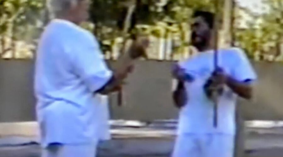 Universidade Livre de Estudos Culturais da Capoeira - Universidade da Capoeira - UNICAPOEIRA, Instituto de Educação Socioambiental - IESAMBI e Grupo de Capoeira na Escola MEIA LUA - Fundado em 29 de Maio de 1962. Gravação de Filme de Curta Metragem - Professor Peterson Paim. Mestr@s Onça Tigre - Doutor Milton Freire de Carvalho, Kojak - José Augusto, Dom Ivan Zacarias Guimarães Gobbo, Polêmico - Professor João Couto Teixeira, Squisyto - Reginaldo Silveira da Costa, Pesado - Pedro de Abreu Neiva, Amilka, Mandingueiro - Doutor Peter Faluhelyi e Paulo Roberto Simpatia. Setor Comercial Sul, Brasília, Distrito Federal/DF, Brasil. Registro de Capoeira Mestre Dom Ivan Zacarias Guimarães Gobbo. Domingo, 22 de Setembro de 2002.