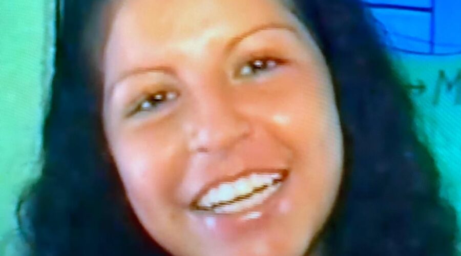 Universidade Livre de Estudos Culturais da Capoeira - Universidade da Capoeira - UNICAPOEIRA, Instituto de Educação Socioambiental - IESAMBI, Associação de Capoeira - ASCA e Grupo de Capoeira MEIA LUA - Fundado em 29 de Maio de 1962. Mestres Polêmico, Federa - Handerson Vieira, Barriga - Paulo Cesar Cardoso e Colibri - Waleska. Canavieiras, Bahia/BA, Brasil. Registro de Mestre Polêmico -Professor João Couto Teixeira. Sexta-feira, 08/09 de Dezembro de 2000.