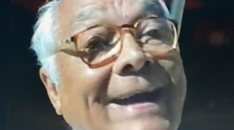 Universidade Livre de Estudos Culturais da Capoeira - Universidade da Capoeira - UNICAPOEIRA, Instituto de Educação Socioambiental - IESAMBI, Associação de Capoeira - ASCA e Grupo de Capoeira MEIA LUA - Fundado em 29 de Maio de 1962. Mestre Onça Tigre - Doutor Milton Freire de Carvalho, Deputado Distrital Wasny Nakle de Roure, Diretora Regional de Ensino do Plano Piloto e Cruzeiro - Adriane, Dionizio e André Teixeira Reis. Oitavo Encontro Nacional de Capoeira - VIII ENCA. Brasília, Distrito Federal/DF, Brasil. Registros de Mestr@s Polêmico - Professor João Couto Teixeira, Doutor Peter Faluhelyi e Lua Bonita - Ana Cláudia Sousa Vieira. Terça-feira, 23 de Junho de 1998.