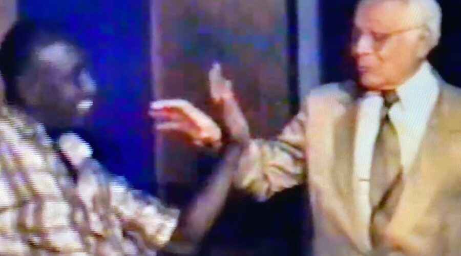 Universidade Livre de Estudos Culturais da Capoeira - Universidade da Capoeira - UNICAPOEIRA, Instituto de Educação Socioambiental - IESAMBI, Associação de Capoeira - ASCA e Grupo de Capoeira MEIA LUA - Fundado em 29 de Maio de 1962. Gravações dos CDs "Capoeira na Escola" e "Capoeira 500 Anos - Angola e Regional". Ceilândia e Brasília, Distrito Federal/DF, Brasil. Registros de Mestres Polêmico - Professor João Couto Teixeira, Doutor Peter Faluhelyi e Lua Bonita - Ana Cláudia Sousa Vieira. Sábados, 16 de Maio e 20 de Junho de 1998.+.