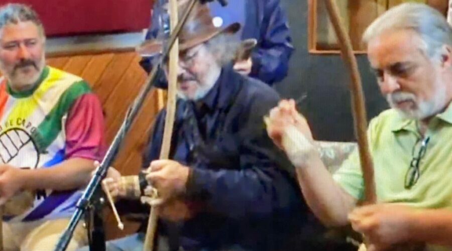 Universidade Livre de Estudos Culturais da Capoeira, Universidade da Capoeira -UNICAPOEIRA, Instituto de Educação Socioambiental - IESAMBI, Associação de Capoeira - ASCA e Grupo de Capoeira MEIA LUA - Fundado em 29 de Maio de 1962. Mestres Angoleiro, Danadinho - Cláudio José Pinheiro Villar de Queiroz, Polêmico - Professor João Couto Teixeira, Alexandre José Ribeiro de Amorim, Can Can - Alexandre Juan Rabelo, Kiko, Jóvirson José Milagres e Patrícia Amorim. Kim Assis - Flauta G e Pios, Xico - Francisco Couto Teixeira - Pandeiro e Percussão, Têvo - Estêvão Couto Teixeira - Flauta C, Quinho - Henrique Couto Teixeira - Congas, Mestre Coroa - Mauro Delfino da Silva - Afoxé, Cacá - Maria do Carmo Teixeira Ferrari - Coco, David Teixeira Irsigler - Reco-reco, Flávia Lima - Pandeiro, Paulo Sérgio Talarico - Pintura, Kiko - Ricardo Resende Ladeira - Gravação e Mixagem, Leonardo Teixeira Gonçalves - Edição e Arte Gráfica, Nonô - José Bispo - Copiagem. Nave Estúdio, Rua Natal, Número 320, Bairro Jardim da Serra, Código de Endereçamento Postal - CEP 36.039-110, Juiz de Fora, Minas Gerais - MG, Brasil. 1,07 GB. 29 de abril de 2017.