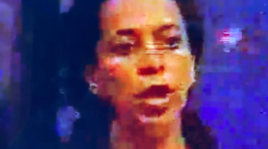 "A Capoeiragem na Bahia, produzido pelo Instituto de Radiodifusão Educativa da Bahia / TV Educativa (IRDEB/TVE), documenta a capoeira, uma manifestação tão enraizada na cultura baiana, mas que, até então, não havia sido registrada em profundidade pela televisão e pelo cinema locais. O documentário aborda a questão controvertida das origens históricas da capoeira, sua imbricação africana-ameríndia-ibérica, sua relação com o Candomblé e as tradições desta dança/luta que se tornou um símbolo da manifestação corporal expressa no viço da ginga baiana. Além de enfocar as mudanças ocorridas na tradição e o surgimento das novas lideranças, o vídeo exibe imagens raras de duas grandes personalidades da capoeira da Bahia, os mestres Pastinha e Bimba – retiradas de películas das décadas de 50 e 60, telecinadas para exibição em TV pelo IRDEB e depoimentos de mestres da atualidade, do escultor Mário Cravo Júnior e do médico, ex-capoeirista e vice-governador Otto Alencar, que fala do preconceito de 30 anos atrás contra os que jogavam capoeira. A Capoeiragem na Bahia é o 33º documentário do Projeto de Mapeamento Cultural e Paisagístico da Bahia, uma iniciativa do IRDEB / TVE. Título: A Capoeiragem na Bahia Série: Documentários Duração: 57’ Gênero: Documentário Sistema de Gravação: NTSC/Betacam Realização: IRDEB/TVE/IAT Ano: 2000"