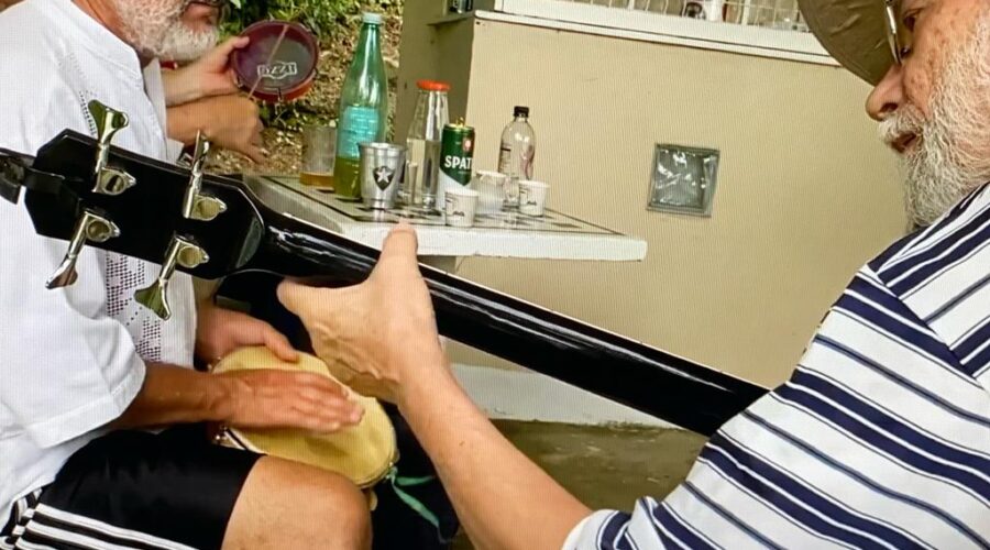 Universidade Livre de Estudos Culturais da Capoeira - Universidade da Capoeira - UNICAPOEIRA, Instituto de Educação Socioambiental - IESAMBI, Associação de Capoeira - ASCA e Grupo de Capoeira MEIA LUA - Fundado na Terça-feira, 29 de Maio de 1962. Bloco Carnavalesco Concentra e Cai. Almir T. Boechay - Baixolão, Marialú - Voz e Dança, Mestre Polêmico - Voz e Pandeiro, Estêvão Couto Teixeira - Flauta, Henrique Couto Teixeira - Pandeiro, Surda e Tamborim, David Teixeira Irsigler - Pandeiro, Surda, Tamborim, Flaviana Ferreira de Souza - Voz e Dança e Luanda - Voz. Piscina, Condomínio Residencial Tigüéra, Juiz de Fora, Minas Gerais/MG, Brasil. Registro de Capoeira Mestre Polêmico - Professor João Couto Teixeira. IMG_7923/4. 13,02 GB. 11h29/13h25. Domingo, 19 de Fevereiro de 2023. HD 1080p.