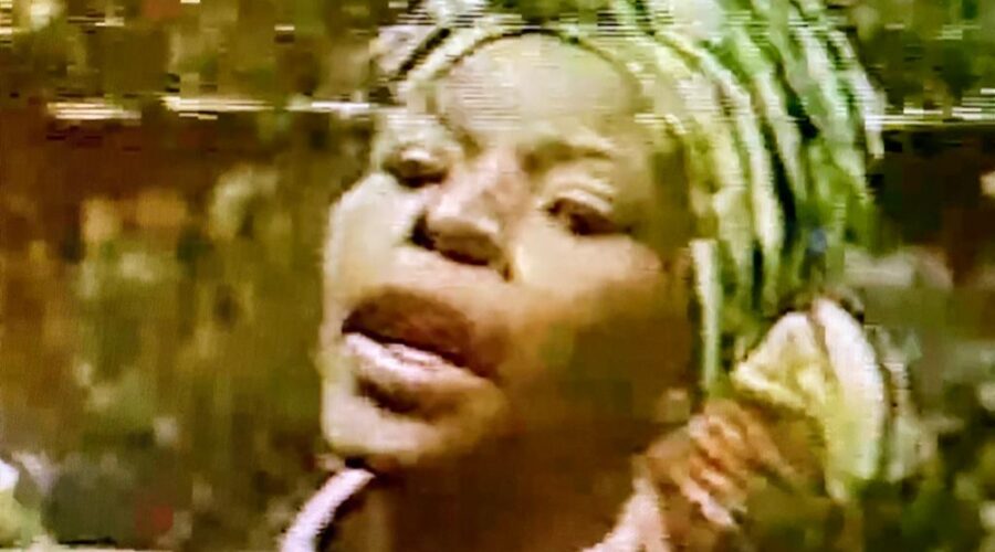 Filme Cordão de Ouro. Capoeira Mestres Leopoldina - Demerval Lopes de Lacerda e Nestor Sezefredo dos Passos Neto. Salvador, Bahia/BA, Brasil. Quarta-feira, 20 de Outubro de 1976. "O filme brasileiro de aventura Cordão de Ouro representa um marco na história da capoeira no cinema, como o primeiro filme com um herói representado por um capoeirista. Realizado em plena ditadura militar, o longa-metragem surpreende ao contar a história de um escravo (Nestor Capoeira) que se rebela contra o sistema. Título Original: Cordão De Ouro. Gênero: Aventura. Tempo de Duração: 77 min. Ano de Lançamento (Brasil): 1977. Distribuição: Embrafilme. Direção: Antonio Carlos da Fontoura. Assistente de direção: Jorge Duran. Roteiro: Antonio Carlos da Fontoura. Produção executiva: Luiz Fernando Goulart. Direção de produção: Luiz Carlos Lacerda, Walter Webb, Ricardo Moreira e Max Chaves. Produção: Canto Claro, Lanterna Mágica, Alter Filmes e Embrafilme. Música: Robertinho Silva e Antonio