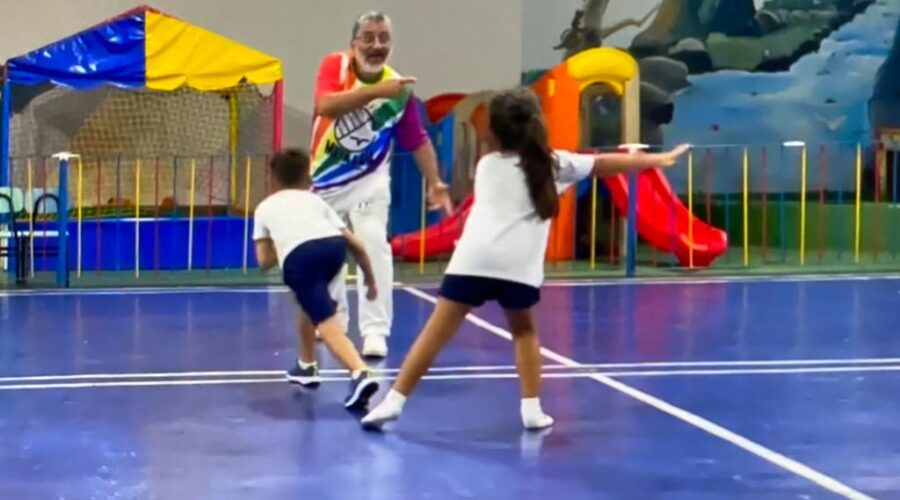 Universidade Livre de Estudos Culturais da Capoeira - Universidade da Capoeira - UNICAPOEIRA, Instituto de Educação Socioambiental - IESAMBI, Associação de Capoeira - ASCA e Grupo de Capoeira MEIA LUA na Escola - Fundado na Terça-feira, 29 de Maio de 1962. Mestre Polêmico - Professor João Couto Teixeira. Discentes Maria Fernanda Inácio Alves Pereira e Enzo Carvalho Costa Salimena. Instituto Vianna Júnior, Avenida dos Andradas, Número 415, Bairro Jardim Glória, Juiz de Fora, Minas Gerais/MG, Brasil. Registro de Capoeira Mestre Polêmico - Professor João Couto Teixeira. IMG_7879. 7,42 GB. 18h11. Terça-feira, 07 de Fevereiro de 2022. HD 1080p.