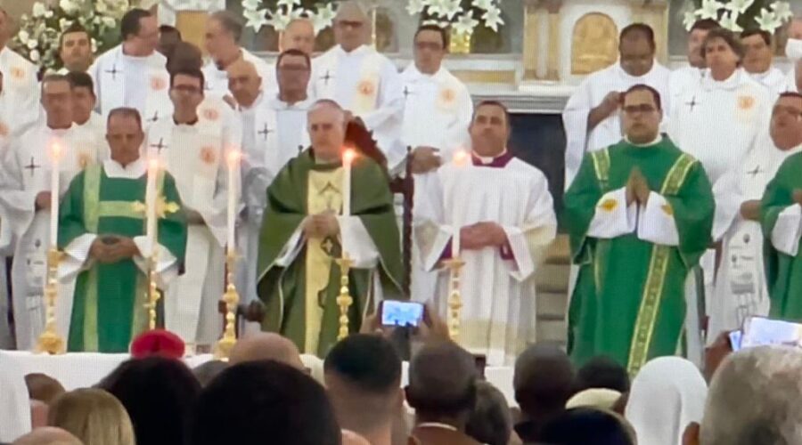 Universidade Livre de Estudos Culturais da Capoeira - Universidade da Capoeira - UNICAPOEIRA, Instituto de Educação Socioambiental - IESAMBI, Associação de Capoeira - ASCA e Grupo de Capoeira MEIA LUA - Fundado na Terça-feira, 29 de Maio de 1962. Celebração Eucarística. Núncio Apostólico Dom Giambattista Diquattro, Arcebispos Dom Gil Antônio Moreira e Emérito Dom Eurico dos Santos Veloso, Bispos das Províncias Eclesiásticas de Leopoldina e de São João del Rei, Dom Edson Oriolo dos Santos e Dom José Eudes Campos do Nascimento. Promulgação de Documento Sinodal e Início de Festividades para o Jubileu do Centenário da Arquidiocese. Catedral Metropolitana de Juiz de Fora, Minas Gerais/MG, Brasil. Registro de Capoeira Mestre Polêmico - Professor João Couto Teixeira. IMG_7868. 19,8 GB. 14h00. Domingo, 05 de Fevereiro de 2023. HD 1080p.