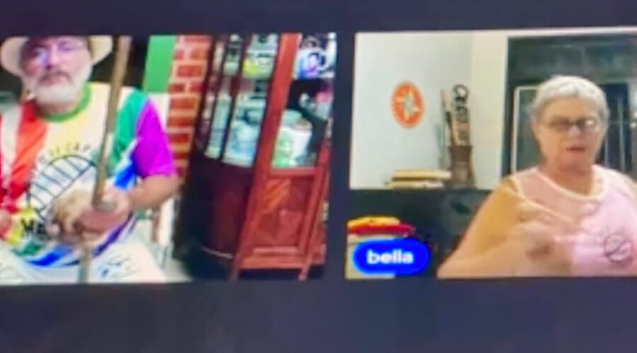 Universidade Livre de Estudos Culturais da Capoeira - Universidade da Capoeira - UNICAPOEIRA, Instituto de Educação Socioambiental - IESAMBI, Associação de Capoeira - ASCA e Grupo de Capoeira MEIA LUA - Fundado na Terça-feira, 29 de Maio de 1962. Orquestra Harmônica de Berimbaus. Toques Dobrados de Amazonas, Angola, Banguela, Cavalaria e Santa Maria, Segundo Ensinamentos do Mestre Marco Aurélio de Moraes Barros, Adaptado por Mestre Polêmico. Bella - Maria Isabel Melotti Xible. Sala de Entrar, Tigüéra 360, Juiz de Fora, Minas Gerais/MG, Brasil. Registro de Capoeira Mestre Polêmico - Professor João Couto Teixeira. IMG_7913. 1,21 GB. 20h24. Segunda-feira, 13 de Fevereiro de 2023. HD 1080p.