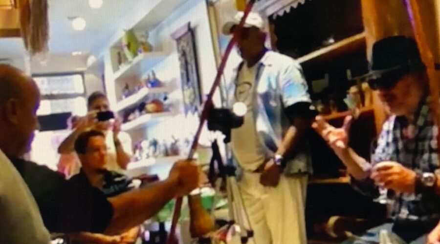 Universidade Livre de Estudos Culturais da Capoeira - Universidade da Capoeira - UNICAPOEIRA, Instituto de Educação Socioambiental - IESAMBI, Associação de Capoeira - ASCA e Grupo de Capoeira MEIA LUA - Fundado em 29 de Maio de 1962. Histórias de Capoeira. Mestr@s Angoleiro, Hélio Tabosa de Moraes, Dom Ivan Zacarias Guimarães Gobbo, Bartolomeu Vieira das Chagas, Polêmico - Professor João Couto Teixeira, Marinheiro - Luiz Augusto, Baleado - Risomar Torres Arruda, Mandingueiro - Peter Faluhelyi, Bella - Maria Izabel Melotti Xible, Laura Cavalieri Bisio, Bruno Sampaio, Alex Bastos e Silva. Restaurante Empório Tropical, Centro Empresarial Meliá, Quadra 06, Conjunto A, Bloco B, Brasília, Distrito Federal/DF, Brasil. Registro de Capoeira Estrela Dalva - Artista Plástica e Cineasta Salete Libardoni. IMG_1134. 4,38 GB. 10h42. Sábado, 11 de Abril de 2015.