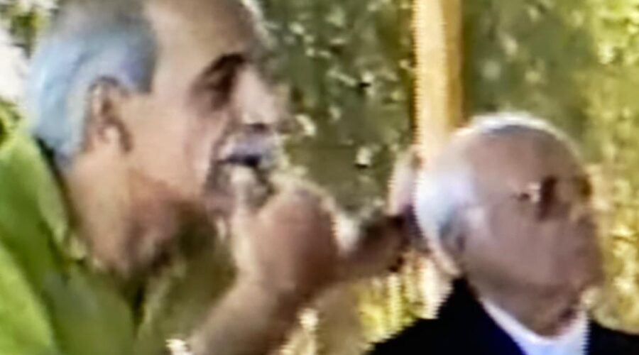 Universidade Livre de Estudos Culturais da Capoeira - Universidade da Capoeira - UNICAPOEIRA, Instituto de Educação Socioambiental - IESAMBI, Associação de Capoeira - ASCA e Grupo de Capoeira MEIA LUA - Fundado em 29 de Maio de 1962. Mestr@s Onça Tigre - Doutor Milton Freire de Carvalho, Sansão - Tarzan - Sandoval Nascimento Chaves, Adilson Alves da Silva, Pombo de Ouro - José Bispo Correia, José Paulo dos Santos, Dom Ivan Zacarias Guimarães Gobbo, Polêmico - Professor João Couto Teixeira, Pesado - Pedro de Abreu Neiva, Kall - José Carlos Alves Pereira, Risadinha - Eduardo Gomes da Silva, Gilvan Alves de Andrade, Roberto, Carcará - Alex Charles Rocha, Marcus Vinicius S. Gomes, Bella - Maria Izabel Melotti Xible, Laura Cavalieri Bisio, Amilka, Xico Piauí. Papoeira. Centro de Integrado de Educação Física - CIEF, Secretaria de Estado de Educação - SEE, Brasília, Distrito Federal/DF, Brasil. Domingo, 18 de Maio de 2003.