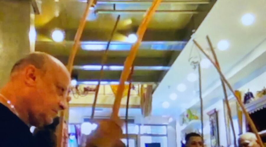 Universidade Livre de Estudos Culturais da Capoeira - Universidade da Capoeira - UNICAPOEIRA, Instituto de Educação Socioambiental - IESAMBI, Associação de Capoeira - ASCA e Grupo de Capoeira MEIA LUA - Fundado em 29 de Maio de 1962. Mestr@s Angoleiro, Hélio Tabosa de Moraes, Dom Ivan Zacarias Guimarães Gobbo, Bartolomeu Vieira das Chagas, Polêmico - Professor João Couto Teixeira, Marinheiro - Luiz Augusto, Baleado - Risomar Torres Arruda, Mandingueiro - Peter Faluhelyi, Bella - Maria Izabel Melotti Xible, Laura Cavalieri Bisio, Bruno Sampaio, Alex Bastos e Silva. Restaurante Empório Tropical, Centro Empresarial Meliá, Quadra 06, Conjunto A, Bloco B, Brasília, Distrito Federal/DF, Brasil. Registro de Capoeira Estrela Dalva - Artista Plástica e Cineasta Salete Libardoni. IMG_1134. 5,67 GB. 10h42. Sábado, 11 de Abril de 2015.