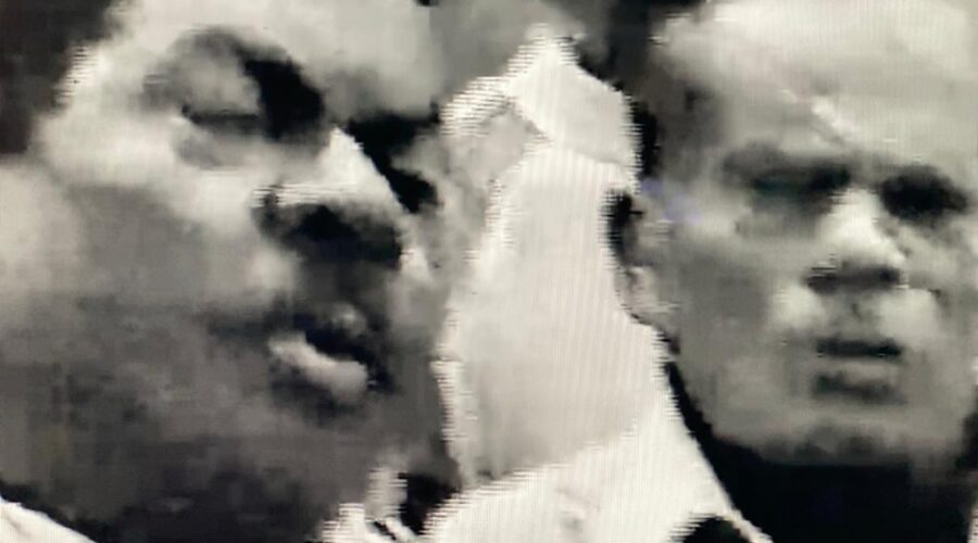 Universidade Livre de Estudos Culturais da Capoeira - Universidade da Capoeira - UNICAPOEIRA, Instituto de Educação Socioambiental - IESAMBI, Associação de Capoeira - ASCA e Grupo de Capoeira MEIA LUA - Fundado em 29 de Maio de 1962. Mestres Caiçara - Antônio Conceição de Moraes, Falcão, João Pequeno - João Pereira dos Santos, Angoleiro, Itapoan - Raimundo César Alves de Almeida, Gigante - Francisco de Assis, Canjiquinha - Washington Bruno da Silva, José Paulo dos Anjos, Reinaldo Ramos Suassuna, Camisa - José Tadeu Carneiro Cardoso e Outros. Coleção Ginga Brasil - Encontros de Capoeira - Mestre Adelmo Pereira Lima. Ouro Preto, Minas Gerais/MG. Salvador, Bahia/BA, Brasil. 918 MB. Sábado, 19 de Dezembro de 1987. 02.