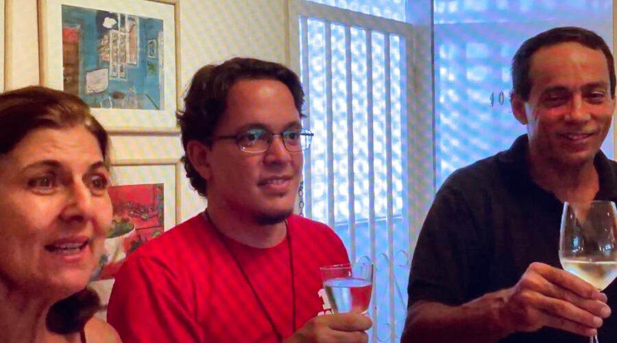 Universidade Livre de Estudos Culturais da Capoeira - Universidade da Capoeira - UNICAPOEIRA, Instituto de Educação Socioambiental - IESAMBI, Associação de Capoeira - ASCA e Grupo de Capoeira MEIA LUA - Fundado na Terça-feira, 29 de Maio de 1962. Reunião do IESAMBI. Laura Cavalieri Bisio, Bella - Maria Isabel Melotti Xible, Mandingueiro - Peter Faluhelyi, Ligia Maria de Oliveira Barros, Yuri Soares Franco, Bom Menino - Aluizio de Melo Cavalcanti Júnior, Jorge Martins Rodrigues, Cida - Maria Aparecida Couto Teixeira e Elisa Teixeira. Residência de Neném - Ana Maria Couto Teixeira. Brasília, Distrito Federal/DF, Brasil. Registro de Capoeira Mestre Polêmico - Professor João Couto Teixeira. Domingo, 29 de Novembro de 2015.