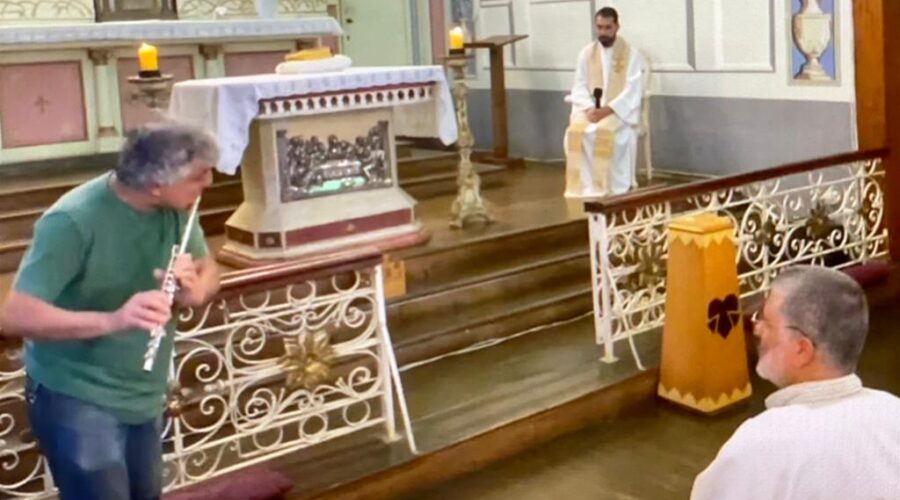 Universidade Livre de Estudos Culturais da Capoeira - Universidade da Capoeira - UNICAPOEIRA, Instituto de Educação Socioambiental - IESAMBI, Associação de Capoeira - ASCA e Grupo de Capoeira MEIA LUA - Fundado em 29 de Maio de 1962. Adoração ao Santíssimo e Celebração Eucarística. Padre Anderson Monteiro de Rezende, PODP. Pelas Almas de Mozart Geraldo Teixeira, Mozart Geraldo Teixeira Filho e Maria Carlota Libardoni Echer. Capela Nosso Senhor dos Passos, Santa Casa de Misericórdia, Bairro Passos, Juiz de Fora, Minas Gerais/MG, Brasil. Registro de Capoeira Mestre Polêmico - Professor João Couto Teixeira. IMG_7828. 7,33 GB. 16h33. Quinta-feira, 26 de Janeiro de 2023. HD 1080p.