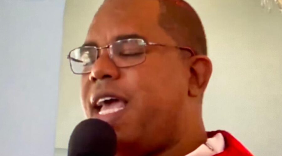 Universidade Livre de Estudos Culturais da Capoeira - Universidade da Capoeira - UNICAPOEIRA, Instituto de Educação Socioambiental - IESAMBI, Associação de Capoeira - ASCA e Grupo de Capoeira MEIA LUA - Fundado na Terça-feira, 29 de Maio de 1962. Celebração Eucarística e Bênção da Garganta. Padres Anderson Marçal Pires e João Francisco Batista daSilva. Ministras Extraordinárias da Sagrada Comunhão Maria Angélica A. de Moraes Tavares e Maria Helena F. Costa. Música Sidney. Igreja Nossa Senhora Mãe de Deus, Bairro Nossa Senhora de Lourdes, Juiz de Fora, Minas Gerais/MG, Brasil. Registro de Capoeira Mestre Polêmico - Professor João Couto Teixeira. IMG_7857/8. 6,35 GB. 15h00. Sexta-feira, 03 de Fevereiro de 2023. HD 1080p.